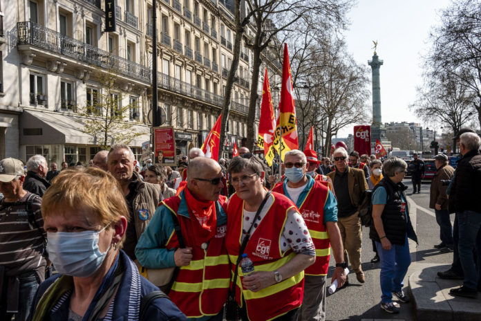 Légende : La manifestation pour la retraite au depart de la Bastille, boulevard Beaumarchais. CGT. – mars 2022. copyright: Come SITTLER/REA